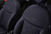 Sedili in tessuto blu dedicati con monogram FIAT