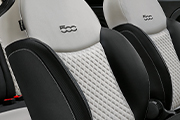 Sedili dedicati in tessuto Matelassé con dettagli soft touch.