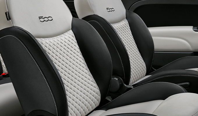 Sedili dedicati in tessuto Matelassé con dettagli soft touch.