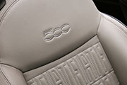 Interni esclusivi con sedili soft touch e Monogramma Fiat.