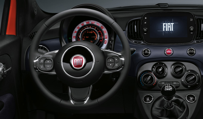 Volante con rivestimento soft touch e comandi integrati.