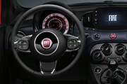 Volante con rivestimento soft touch e comandi integrati.