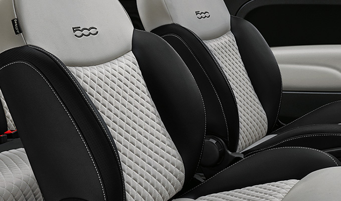 Sedili dedicati in tessuto Matelassé con dettagli soft touch.