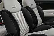 Sedili dedicati in tessuto Matelassé con dettagli soft touch.