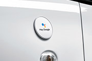 Badge “Hey Google” sul fianco
